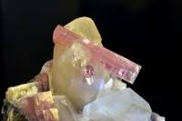 Elbaïte et quartz (Mesa Grande, Californie, USA)